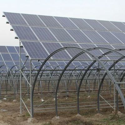 Préservation de la chaleur de serre avec des panneaux photovoltaïques et des réservoirs de grande capacité