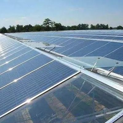 Serre à arc unique à haute humidité avec toiture en forme d'arche/Venloche et panneaux solaires