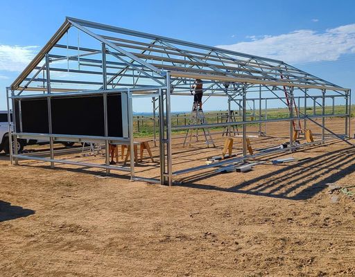 Serre commerciale multifonctionnelle avec vue panoramique sur les fleurs et terrasse en verre rayé