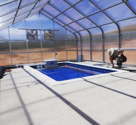 Serre commerciale multifonctionnelle avec vue panoramique sur les fleurs et terrasse en verre rayé