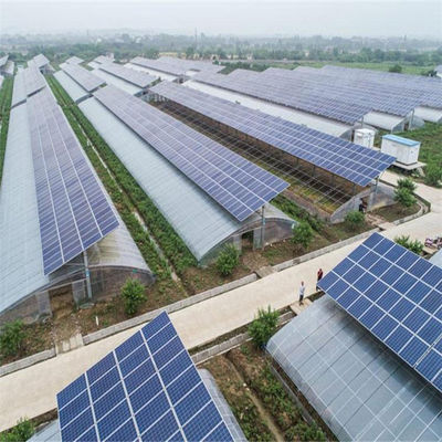 Préservation de la chaleur de serre avec des panneaux photovoltaïques et des réservoirs de grande capacité