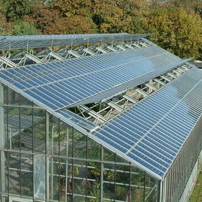 Préservation de la chaleur de serre avec des panneaux photovoltaïques et des réservoirs de grande capacité