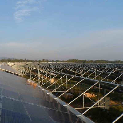 Serre à arc unique à haute humidité avec toiture en forme d'arche/Venloche et panneaux solaires