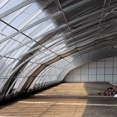 Serre multifonctionnelle pour une irrigation par goutte à goutte optimale et une exposition solaire incluse