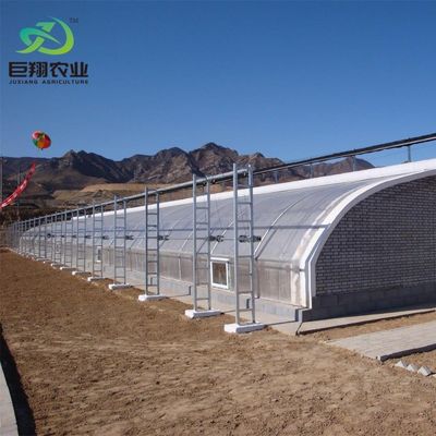 La lumière du soleil et l'irrigation automatisée pour l'aquaponie dans une serre recouverte de feuilles de plastique