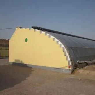 Système avancé de contrôle de l'humidité et de lumière solaire pour les légumes dans les serres commerciales