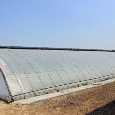 Serre à double couche destinée à la culture des légumes et à la production de chauffage temporaire