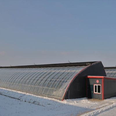 Serre à double couche destinée à la culture des légumes et à la production de chauffage temporaire