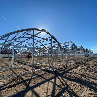 Demande personnalisée Serre à film de tunnel en plastique à longue portée agricole pour la production